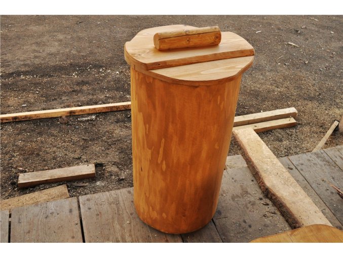 Dřevěný odpadkový koš s víkem
