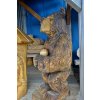 Sochy ze dřeva, Medvěd držící ceduli