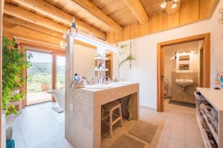 Vůně dřeva, teplo domova, vlastní příběh. Každý kout našeho srubu má duši. Tady v koupelně, kde den začíná i končí,...