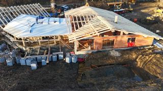 🏗️ Největší srub, kterej jsme kdy stavěli! Vidíte ty fotky? To není Photoshop, to je opravdová montáž! 😄 Střecha už jde...