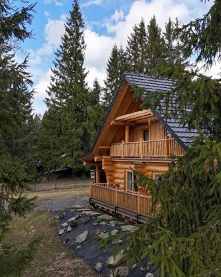 Dřevo s úsměvem 😊🏡 To je naše motto a my ho myslíme vážně. Každý srub, který postavíme, je postaven s láskou a péčí....