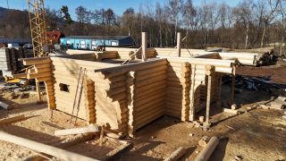 Každý spoj klády je malý zázrak. Precizní ruční práce, která vydrží generace.