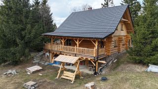 Když se z kusu lesa stane domov... 🏡✨ Vidíte ten rozdíl? Tady je srub v každé fázi své cesty. Od první trámce až po...