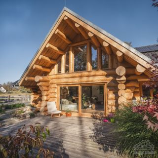 Když dřevo vypadá jako domov. 🏡 Tahle hotová srubová krása od Sruby Pacák ukazuje, jak může masivní kulatina, poctivé...