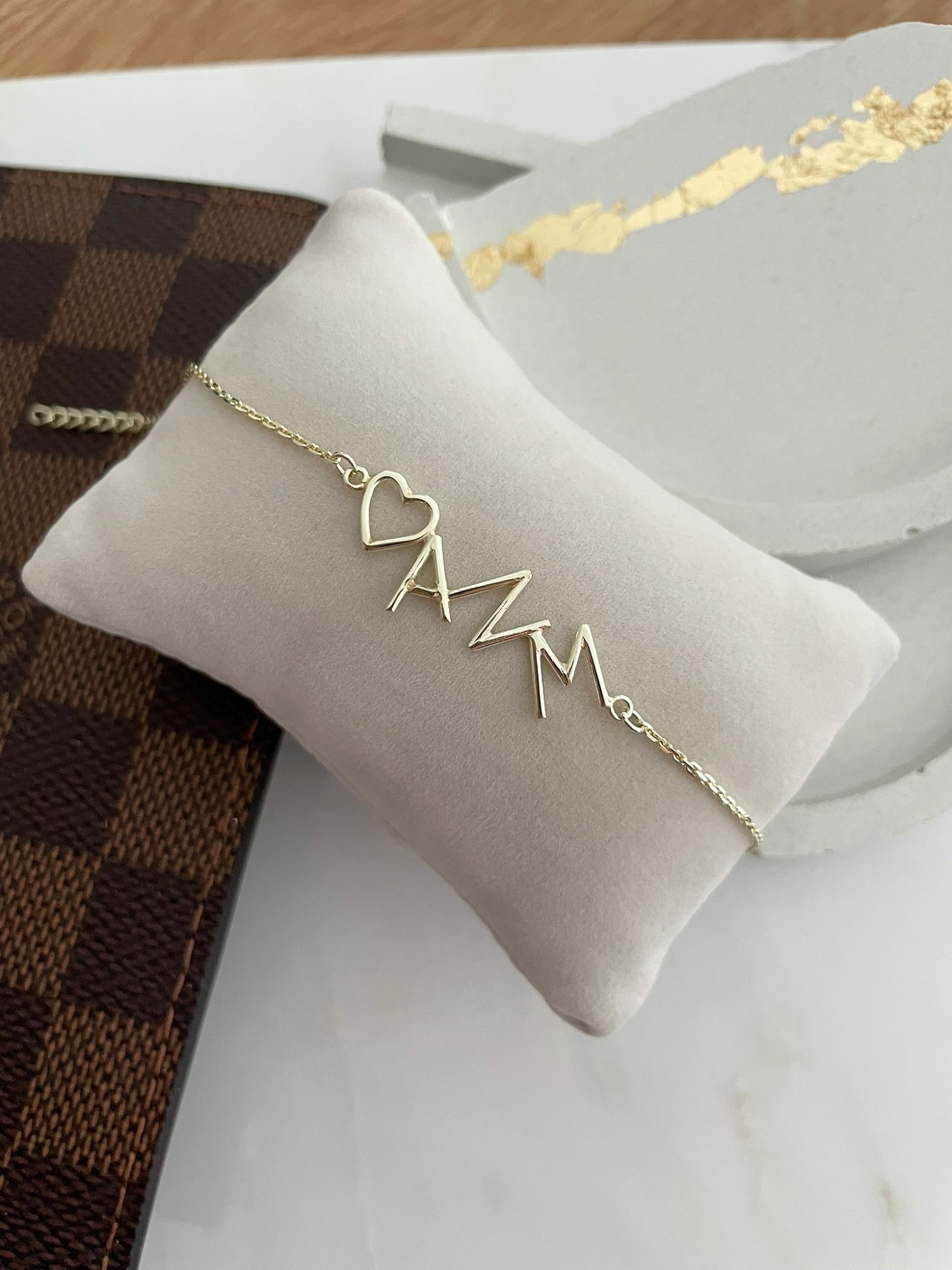 Rozložení písmen ve šperku