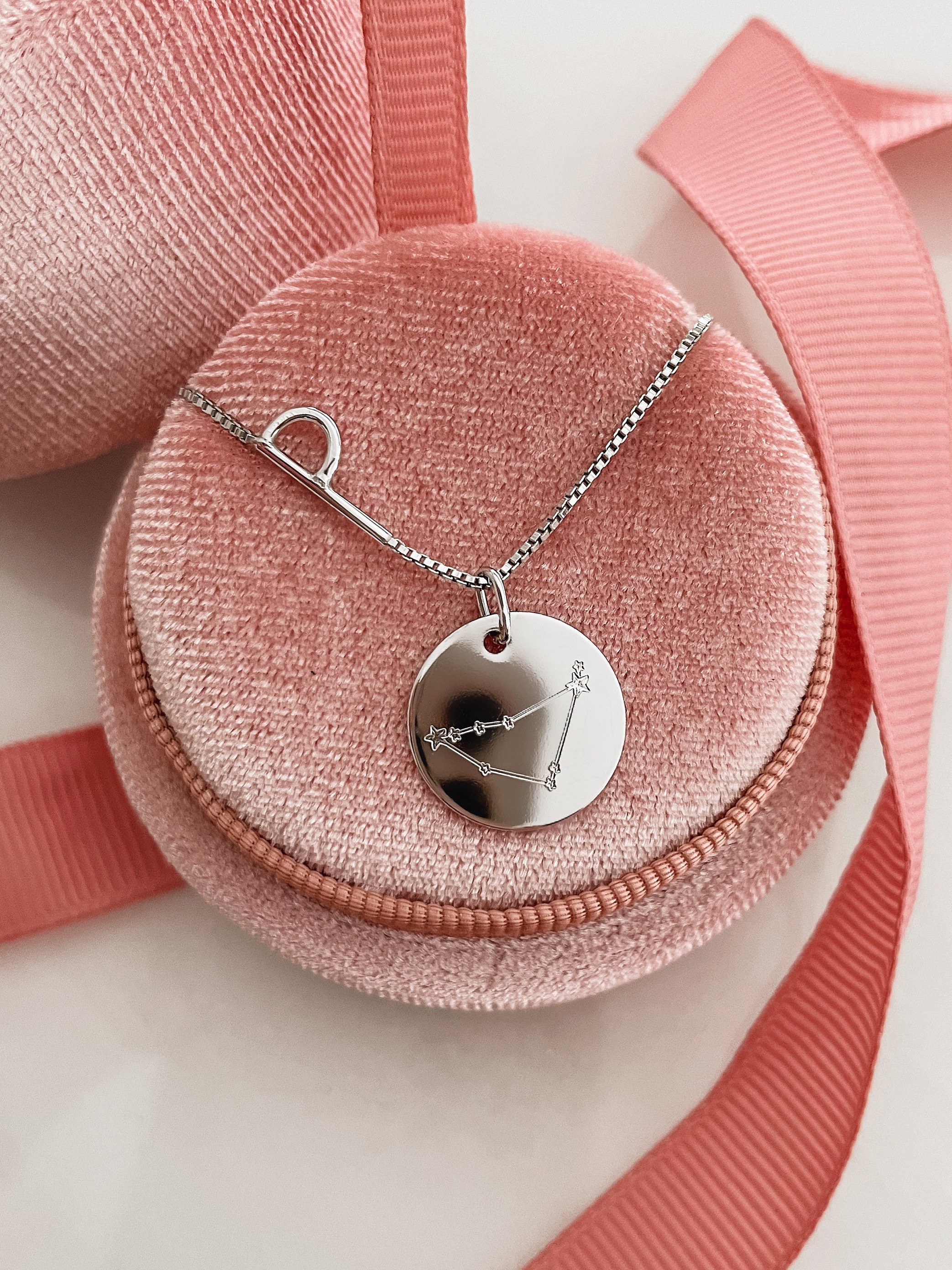 Gravírování šperků – znamení zvěrokruhu ve tvaru souhvězdí