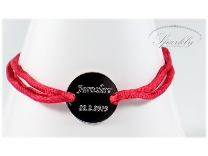 Perfektní dárek s hlubokým významem – každý personalizovaný šperk potěší srdce obdarovaného.