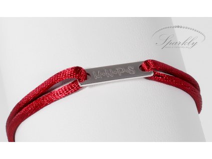 Elegantní personalizovaný náramek na hedvábné stužce s obdélníkovým stříbrným přívěskem