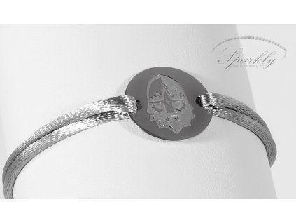 Elegantní kombinace stříbra a hedvábné stužky tvoří jedinečný personalizovaný náramek.