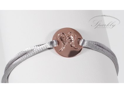 Elegantní personalizovaný náramek na hedvábné stužce s kulatým stříbrným přívěskem – dokonalý personalizovaný šperk pro každou příležitost.