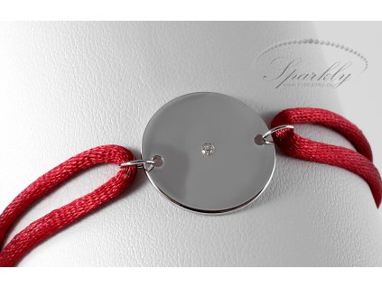 Jemný personalizovaný náramek na hedvábné stužce s kulatým přívěskem a kamínkem uprostřed.