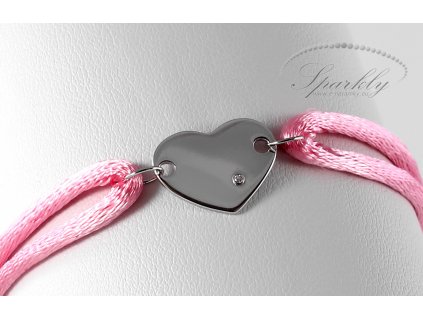 Detail gravírování na stříbrném přívěsku – každý personalizovaný šperk nese osobní příběh.