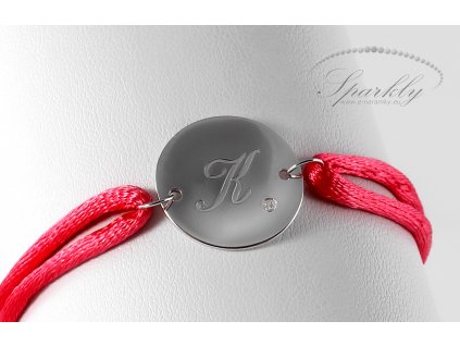 Jemný personalizovaný náramek na hedvábné stužce s kulatým přívěskem a kamínkem na pravé straně
