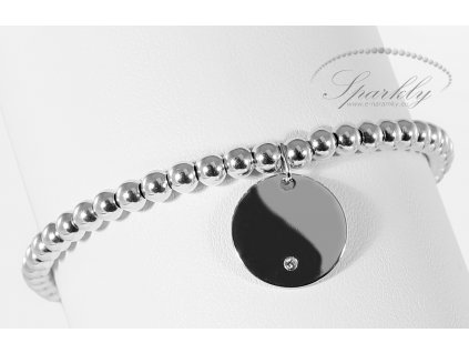 Detail personalizovaného náramku se stříbrným přívěskem a gravírováním na přání.