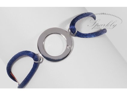 Detail personalizovaného náramku na hedvábné stužce se stříbrným kruhem a gravírováním na přání.