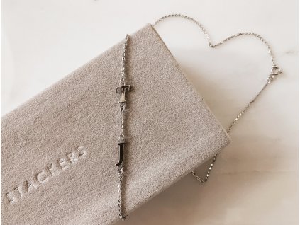 Personalizovaný náhrdelník s raženými iniciálami