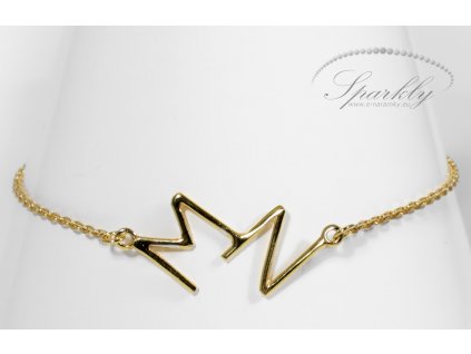 Detail personalizovaného zlatého náramku s písmeny na přání