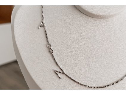 Personalizovaný náhrdelník s nekonečnem – šperk věčné lásky