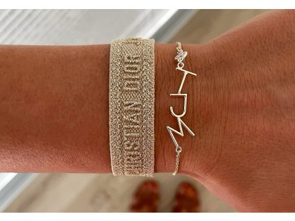 Zlatý personalizovaný náramek Amber na zápěstí