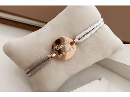 Stylový personalizovaný náramek s gravírováním, ideální jako dárek z lásky nebo přátelství.