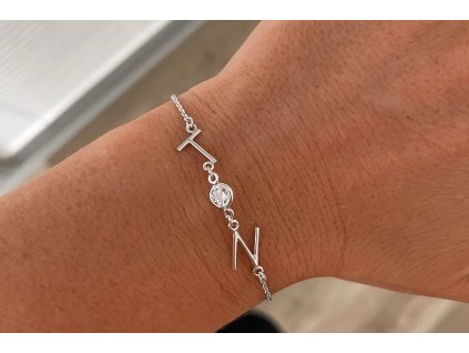 Luxusní personalizovaný šperk ze zlata – náramek s písmeny a třpytivým zirkonem