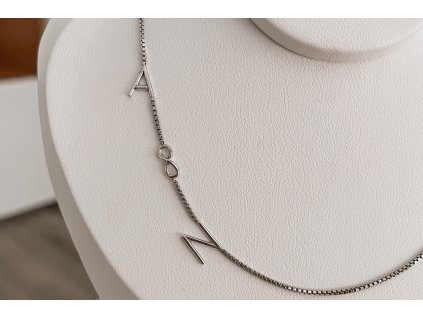 Personalizovaný zlatý náhrdelník s nekonečnem – šperk věčné lásky