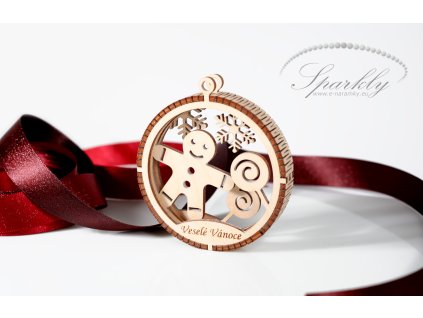 Ručně vyráběná dřevěná vánoční ozdoba s motivem perníčku a vloček – originální dekorace na stromeček z březové překližky.