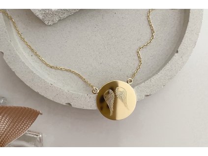 Pozlacený personalizovaný náhrdelník Alba ozdobený gravírem