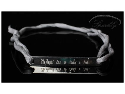 Elegantní personalizovaný náramek na hedvábné stužce s obdélníkovým stříbrným přívěskem