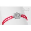 Elegantní personalizovaný náramek na hedvábné stužce s kulatým stříbrným přívěskem – dokonalý personalizovaný šperk pro každou příležitost.