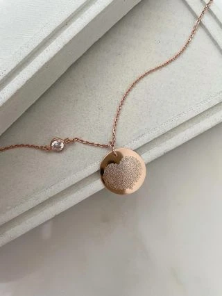 Protože některé okamžiky si chceš uchovat navždy…👶❤️ Materiál: Růžové zlato AU585/1000 Velikost: 17 mm #laska #maminka...