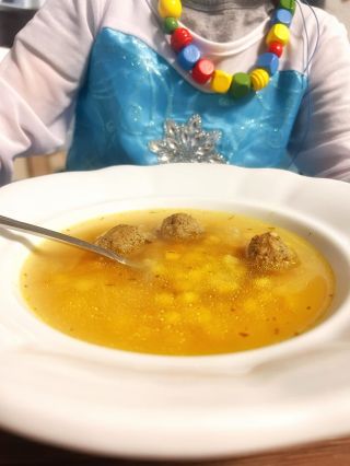 Dneska jsme měli kuřecí vývar trochu jinak 🥣 Poctivý základ – kuře, zelenina, prostě klasika. A jen lehce dochuceno...