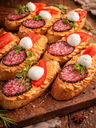 ✨ Bruschetty s rajčatovým pestem, fuetem a mozzarellou 🧀 Základ: krém z mozzarelly, mascarpone a rajčatového pesta 🍅...