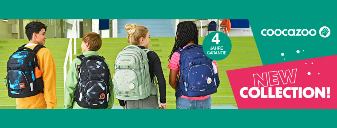 Školní batoh Coocazoo na zádech školáka; detail ergonomického polstrování, bederního pásu a reflexních prvků, v boční kapse láhev.