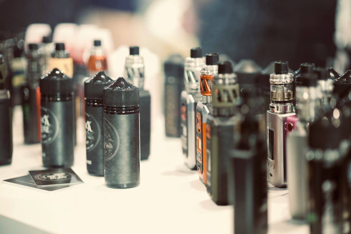 flaštičky s e-liquidom skladované na stole
