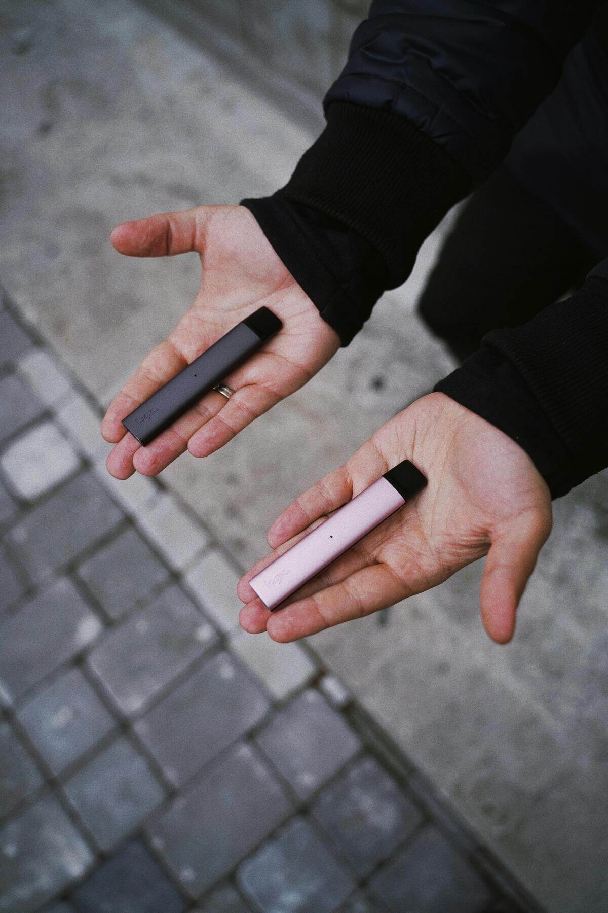 Muž sa rozhoduje pri výbere najlepšej elektronickej cigarety