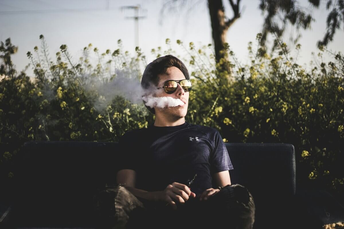 muz-sedi-a-fajci-elektronicku-cigaretu