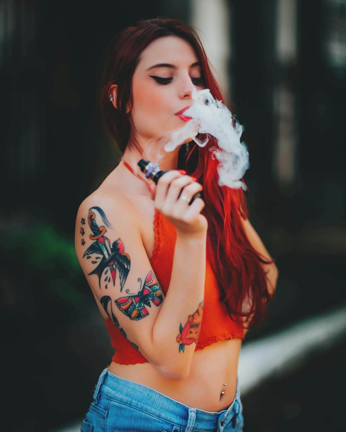 Žena fajčí elektronickú cigaretu