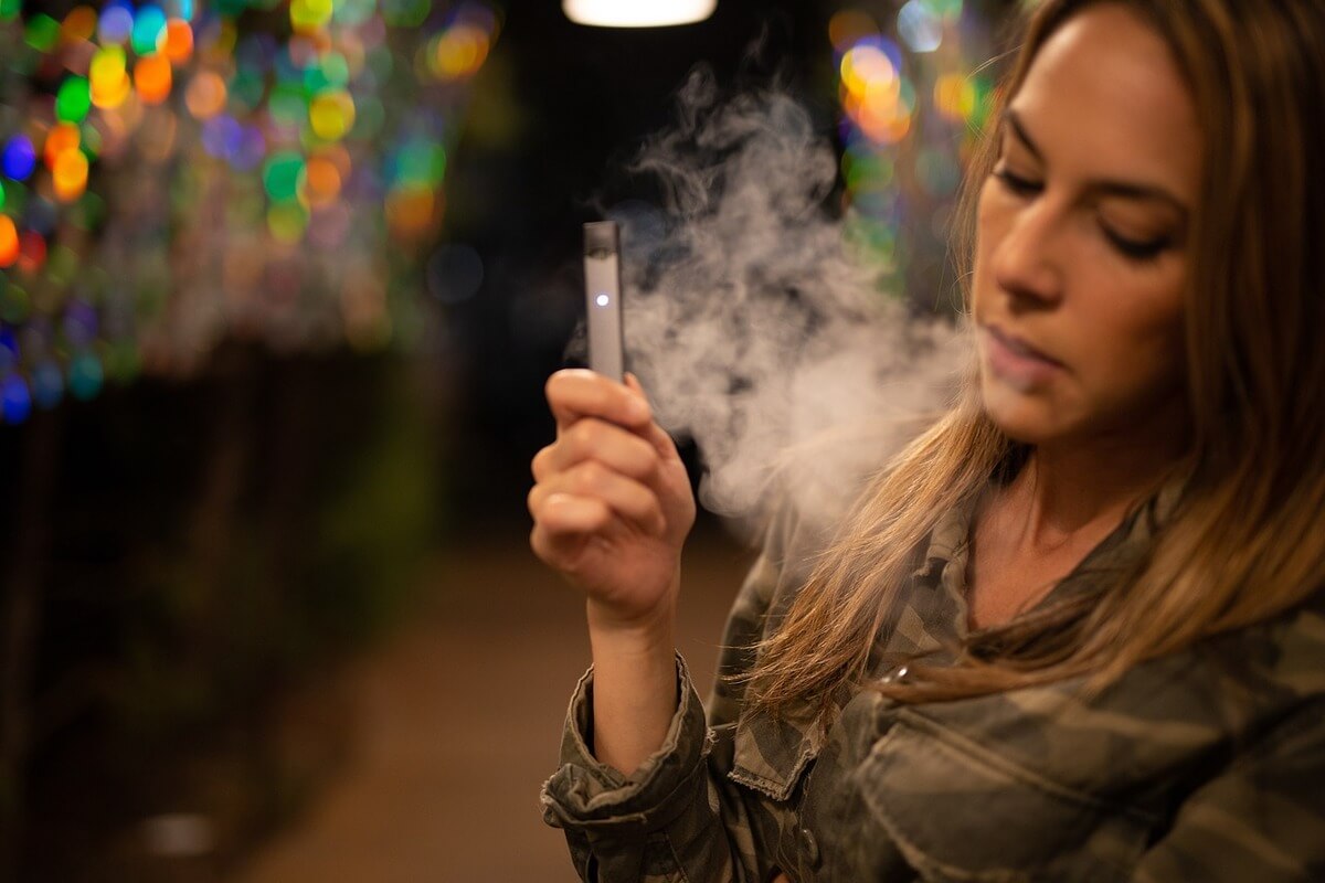 Žena s elektronickou cigaretou