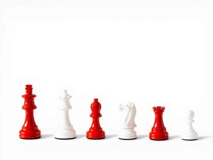 8679 2 drevene figurky staunton red white