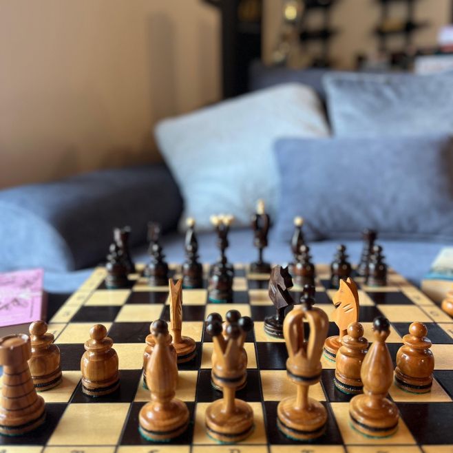 ☕️🖼️♟Wochenend-Vibes 😎📖 Wenn man nicht zur Arbeit gehen muss, bleibt Zeit für eine Partie Schach am Vormittag ♟😍...