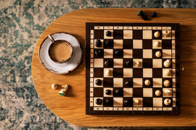 ☕ + ♟ Geselligkeit, lockere Atmosphäre, Konzentration und Kreativität. Was kommt Ihnen bei diesen Worten in den Sinn? 🧐😎👌...