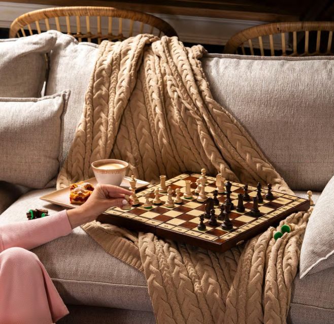 Gemütliche Abende, Lachen mit Familie und Freunden und unvergessliche Stunden beim Schach – ein Spiel, das alle...