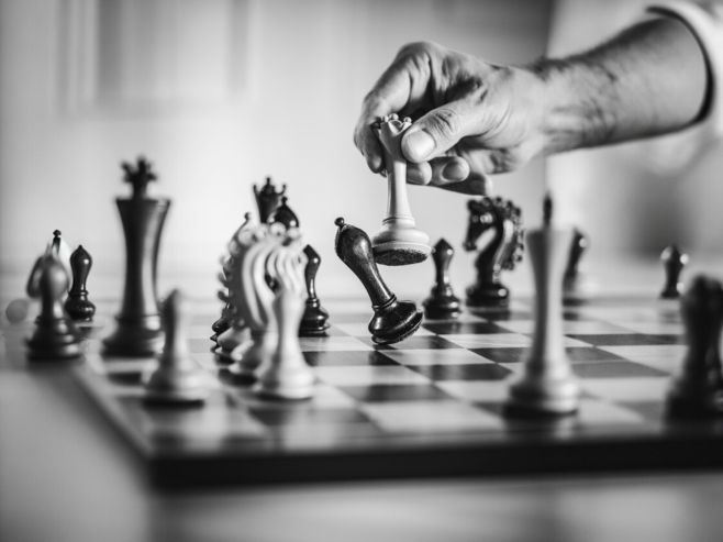 Gemütliche Abende, Lachen mit Familie und Freunden und unvergessliche Stunden beim Schach – ein Spiel, das alle...