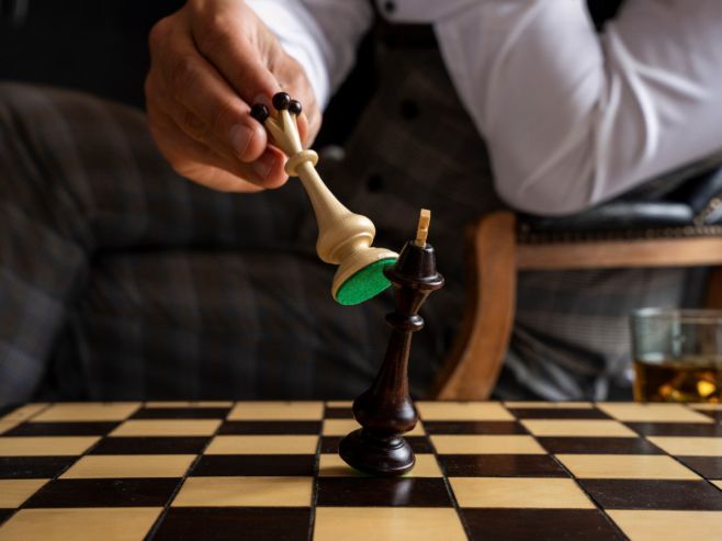 Gemütliche Abende, Lachen mit Familie und Freunden und unvergessliche Stunden beim Schach – ein Spiel, das alle...