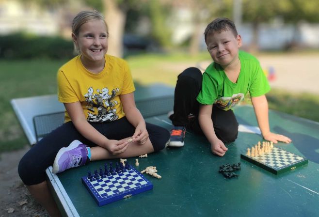 Die schönsten Sommermomente sind die, die wir gemeinsam verbringen ☀️💚♟️ Schach verbindet Generationen und schafft...