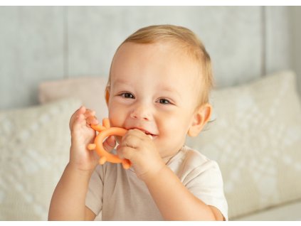 GiliGums Dětské silikonové kousátko Chicken Teether, 3m+, meruňková, 1 ks