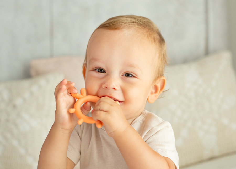 GiliGums dětské silikon kousátko Chicken Teether meruňková 1 ks