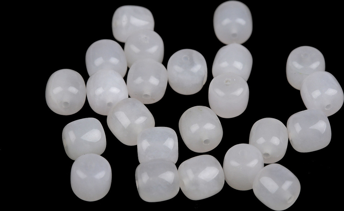 Achát bílý syntetický minerál zaoblené kostky 8 mm Varianta: achát bílý, Balení: 24 ks