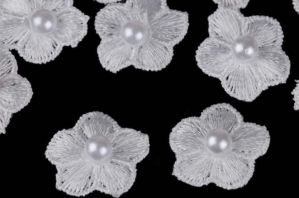 Vyšívaný květ Ø2 cm s perlou Varianta: 1 bílá, Balení: 10 ks